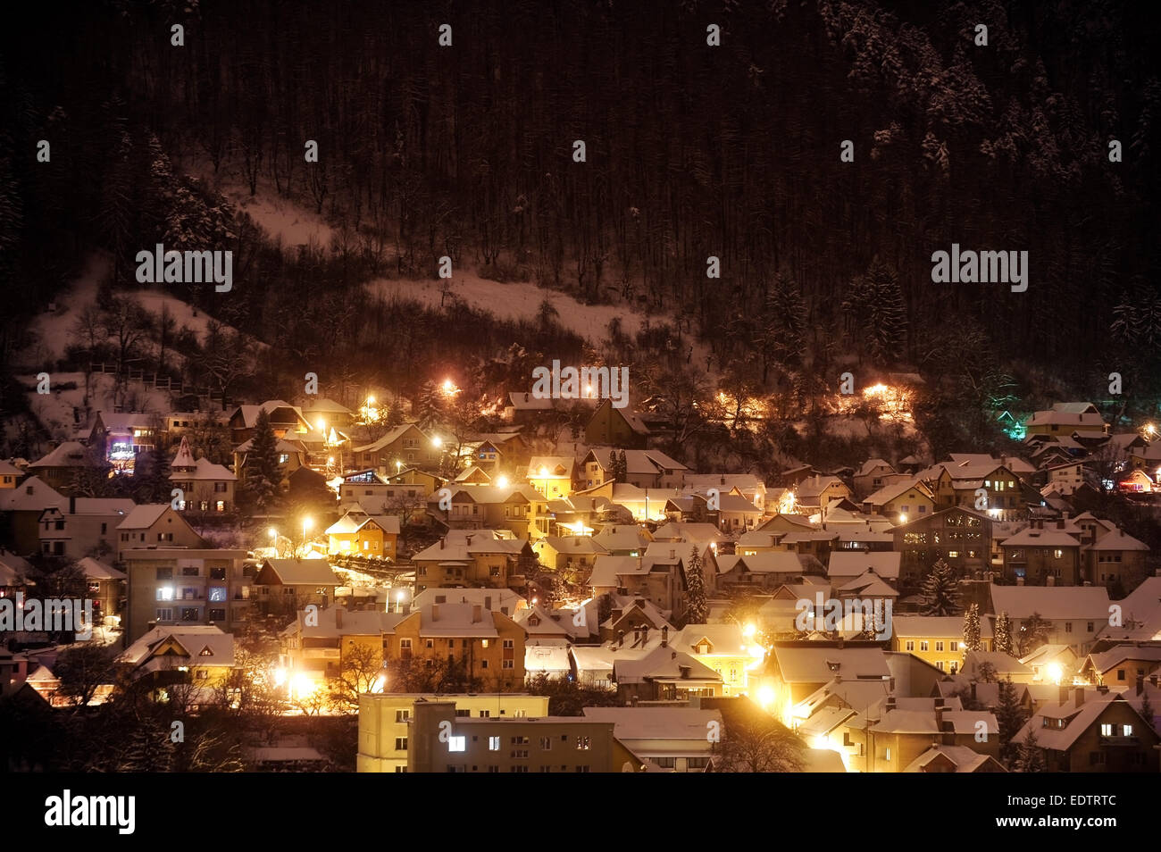 Bella notte invernale scena con vecchie case coperte di neve nei pressi di una foresta Foto Stock