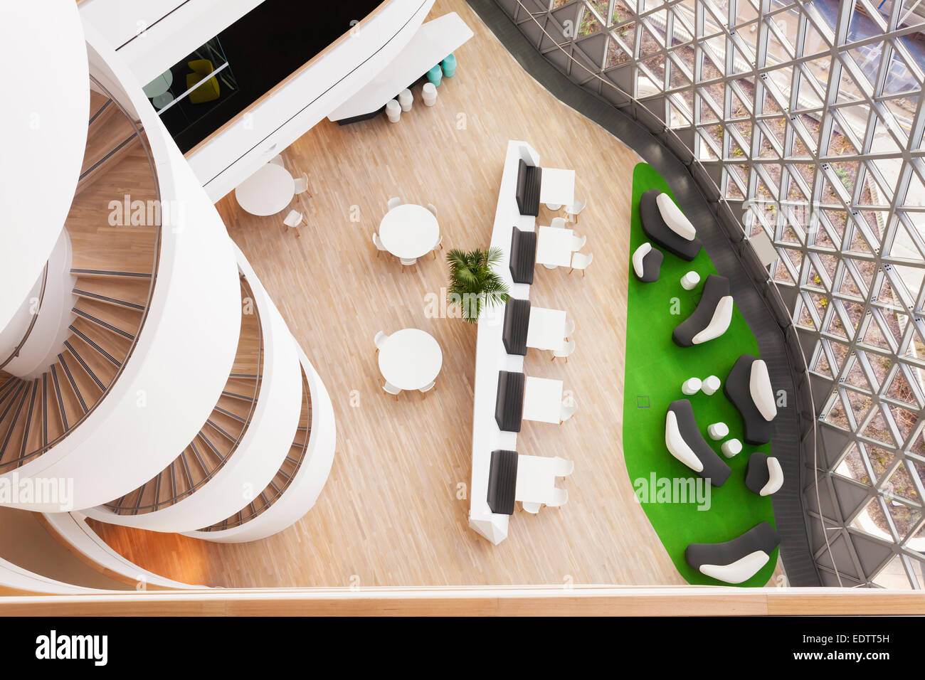 La lobby e scala a chiocciola all'interno di un edificio moderno Foto Stock