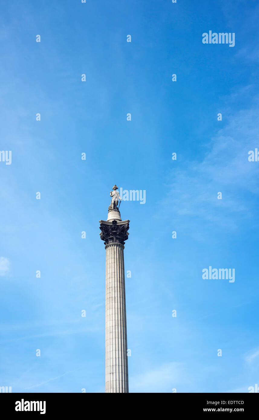 Vista della sezione superiore della colonna di Nelson, a Trafalgar Square a Londra, Inghilterra, Regno Unito Foto Stock