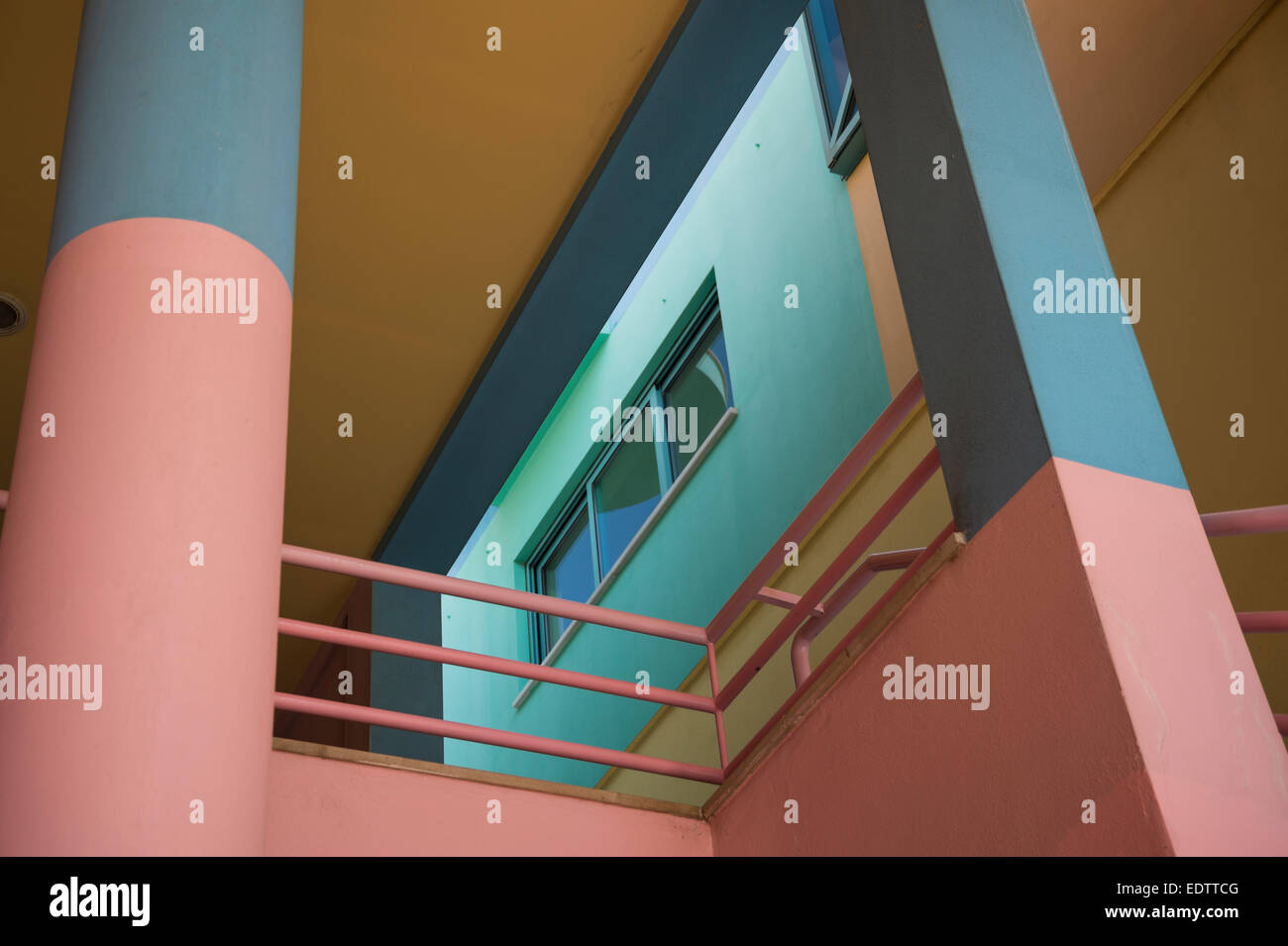 Geometriche forme architettoniche in colori pastello a albufeira marina Foto Stock