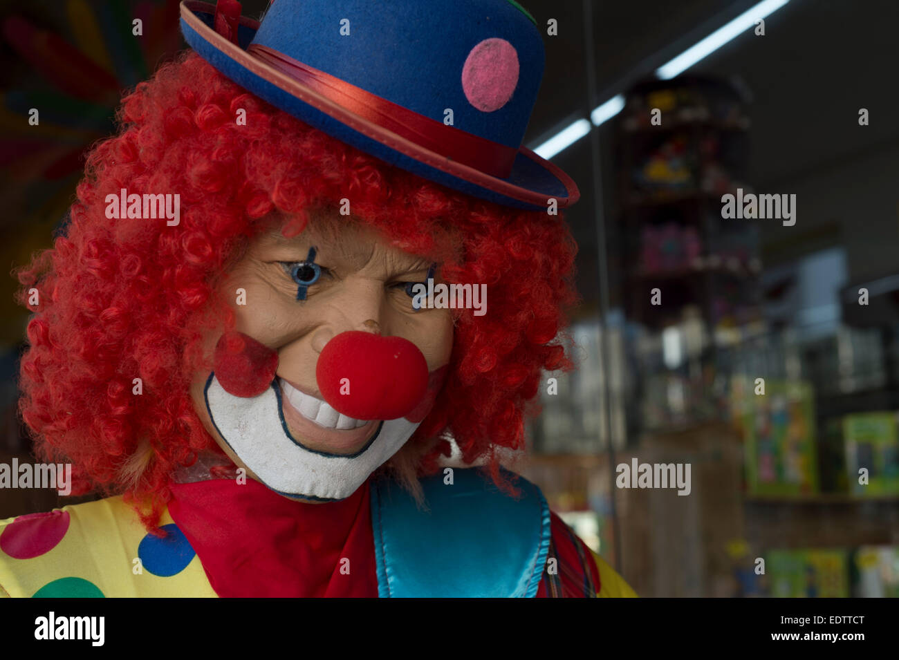 Clown manichino al di fuori di un negozio in Portogallo Foto Stock