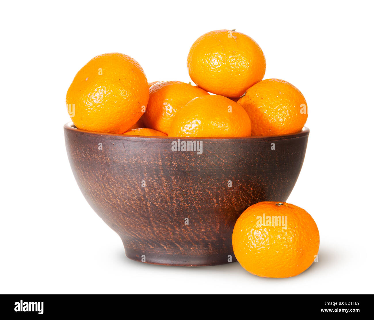Tangerini In un recipiente di ceramica e uno vicino isolati su sfondo bianco Foto Stock