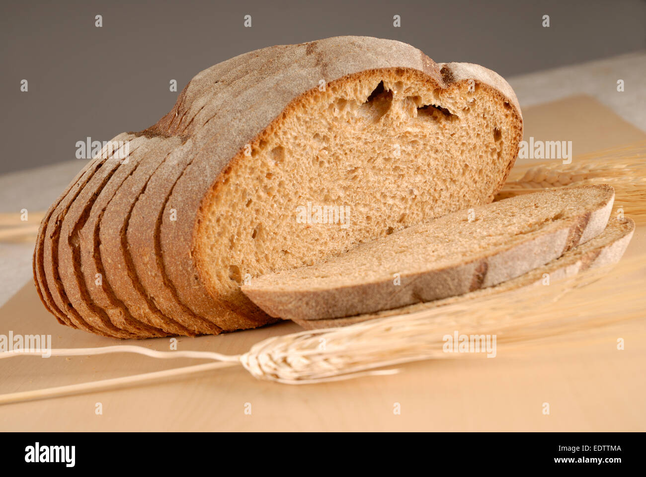 Chiudere la vista di una forma di pane a fette di pane integrale. Foto Stock