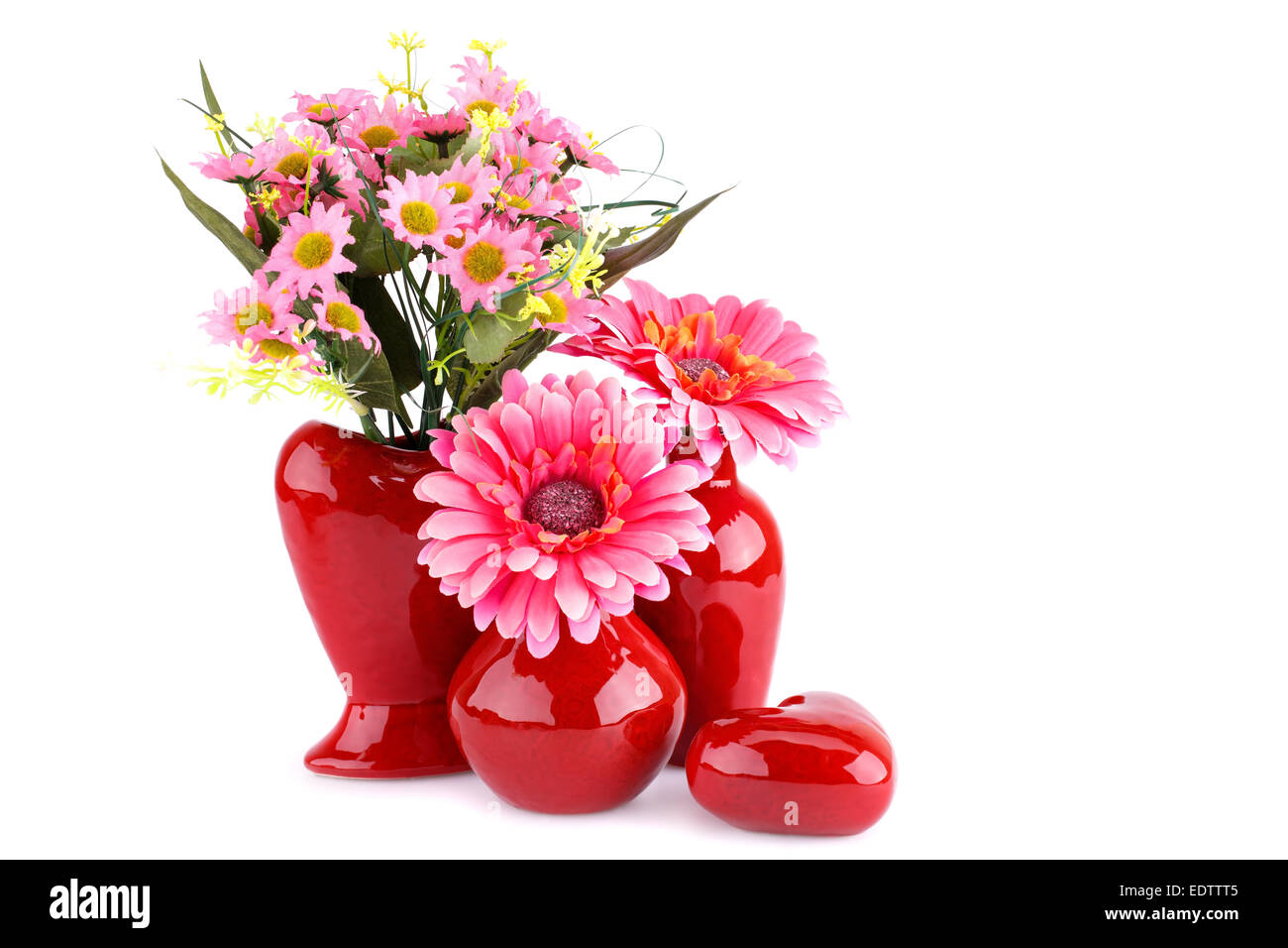 Vasi con fiori e cuore di vetro isolato su sfondo bianco. Foto Stock