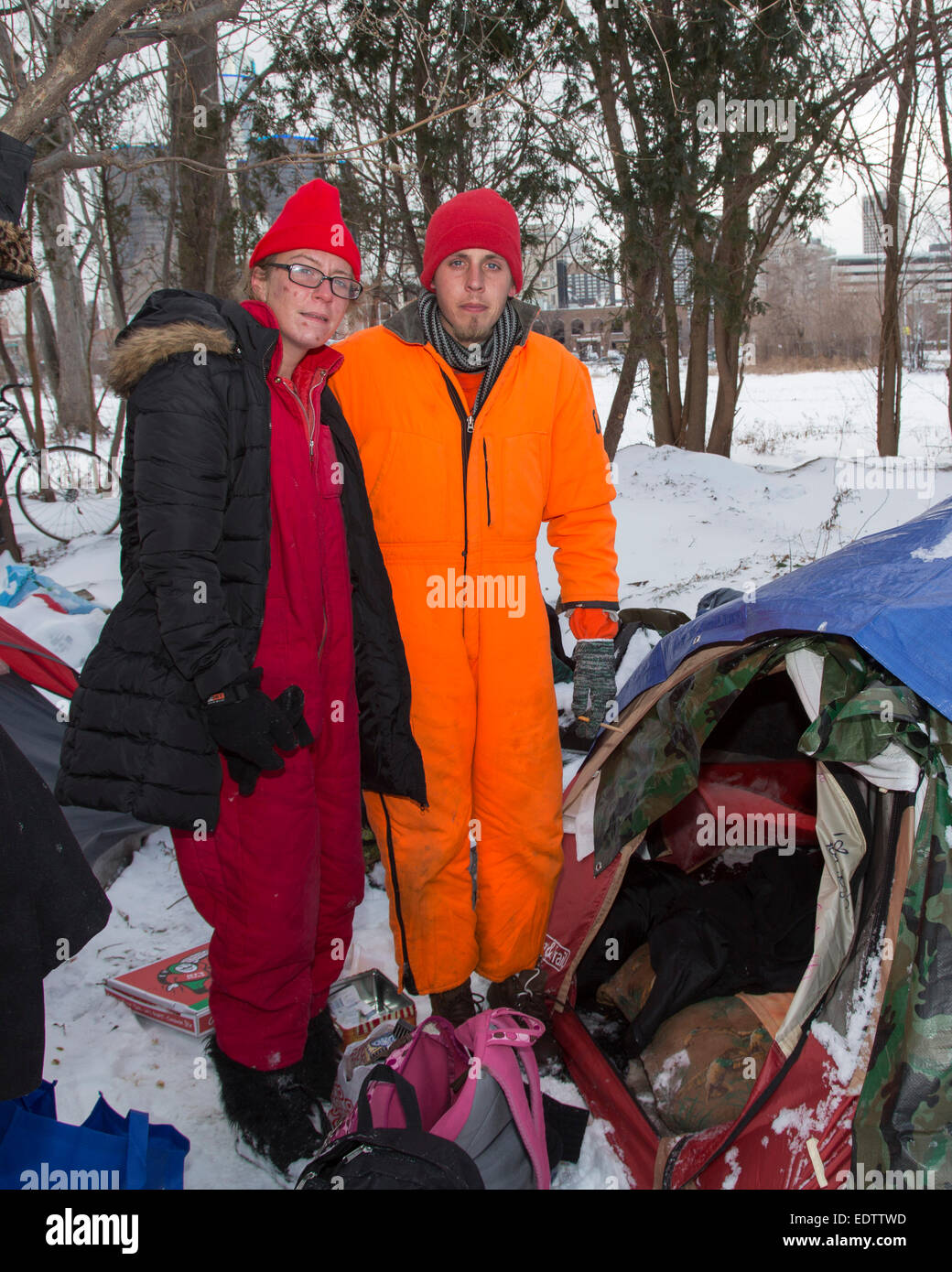 Detroit, Michigan STATI UNITI D'America - 9 Gennaio 2015 - Joshua Messerschmidt (a destra), un disoccupato di falegname e Brittney Hines in una tenda città che i senzatetto hanno stabilito vicino al centro cittadino di Detroit. Circa 2,5 percento di Detroit residenti sono senzatetto, anche come migliaia di case nella città di stand vacante. Credito: Jim West/Alamy Live News Foto Stock