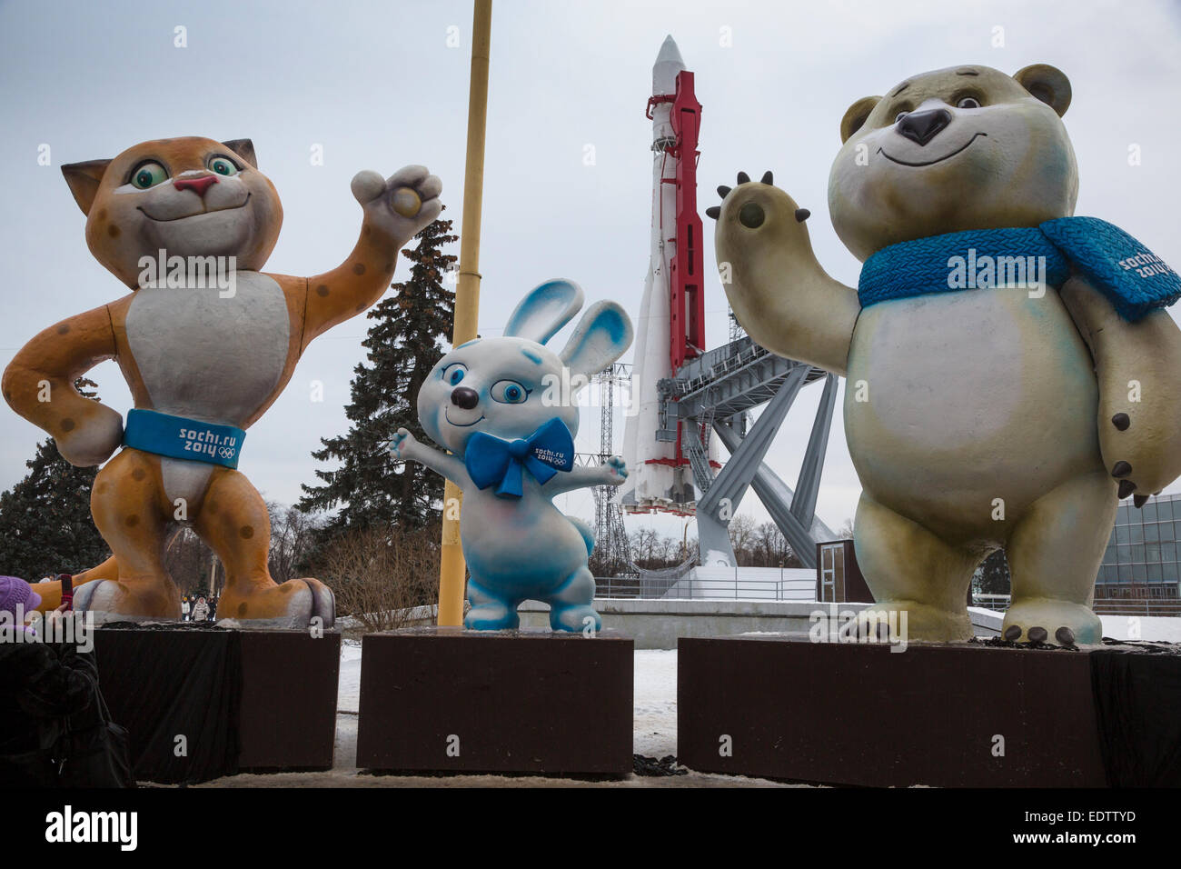 VDNKh presenta la mostra di puntelli e i costumi creati per la cerimonia di apertura della ventiduesima edizione dei Giochi Olimpici Invernali a Sochi Foto Stock