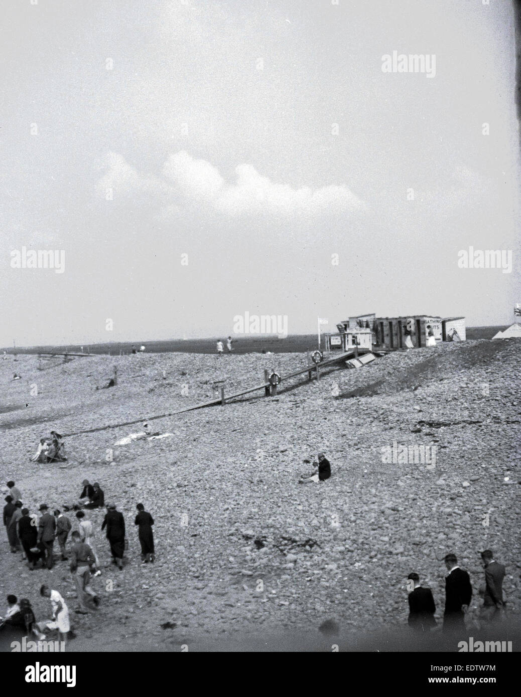 1930 foto storiche che mostra uno spiovente di spiaggia ghiaiosa con cabine, Ifracombe, Devon, Inghilterra. Foto Stock