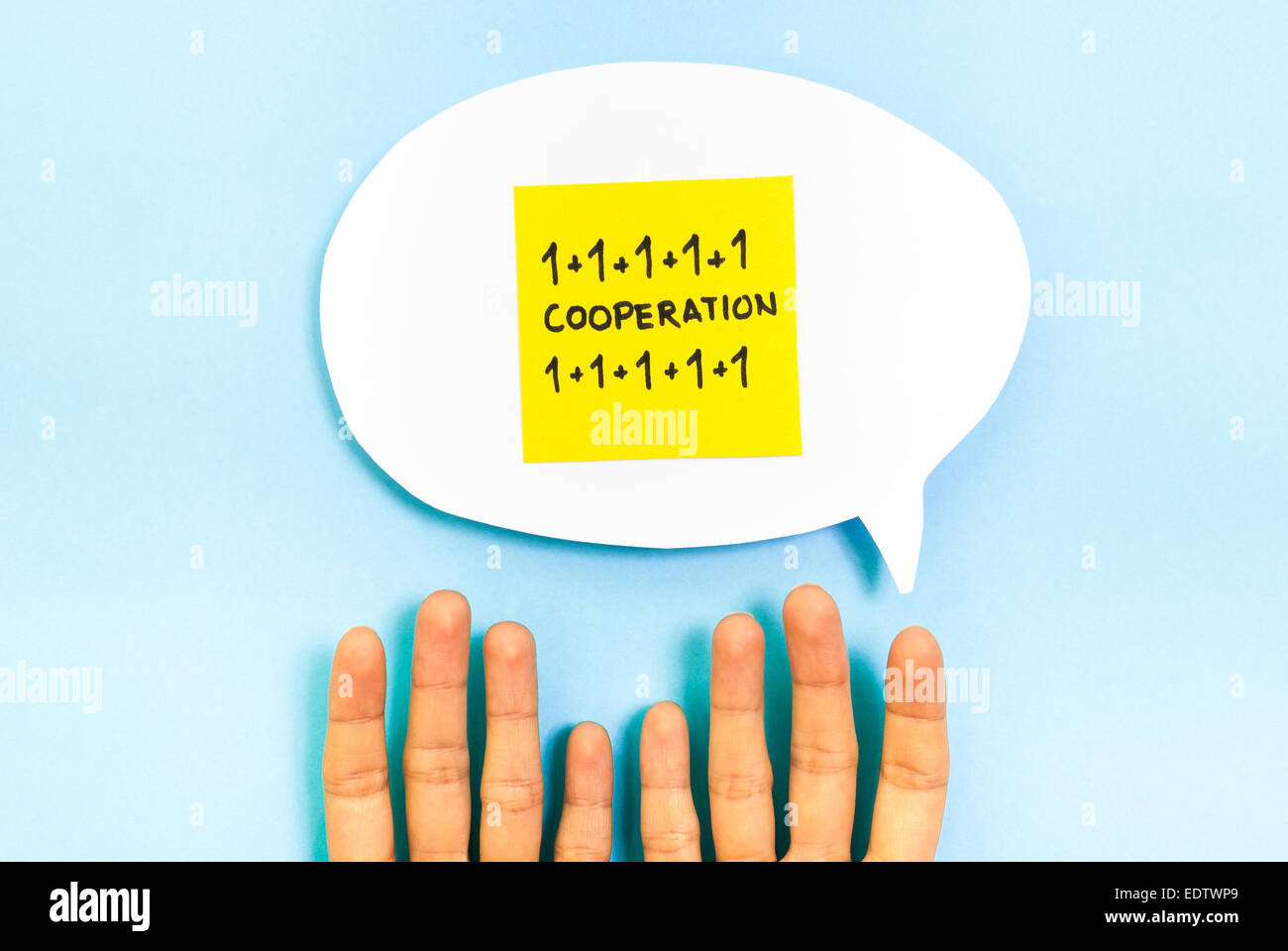 Discorso bolla concetto di cooperazione su sfondo blu Foto Stock