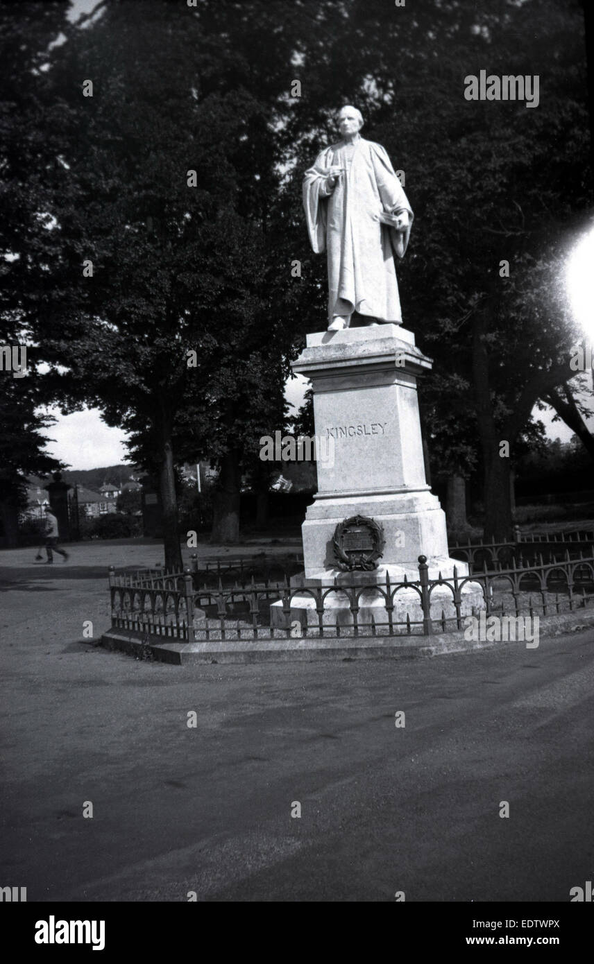 1930 foto storiche che mostra una statua di pietra o memoriale della Foto Stock