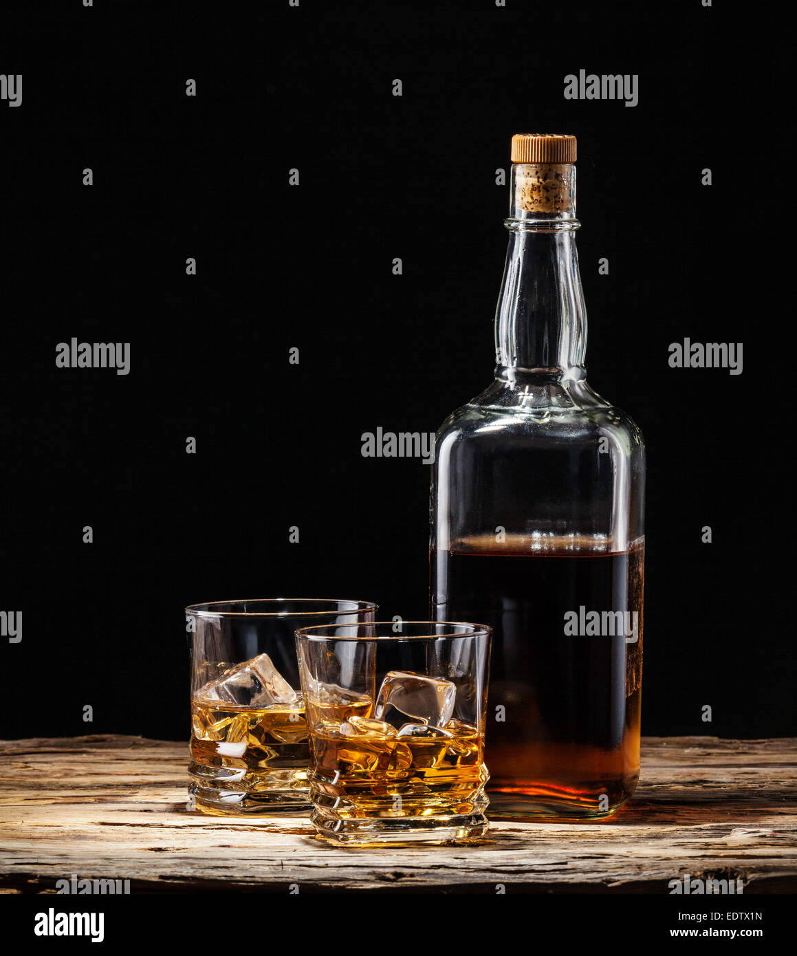 Bevande di whiskey con bottiglia su legno Foto Stock