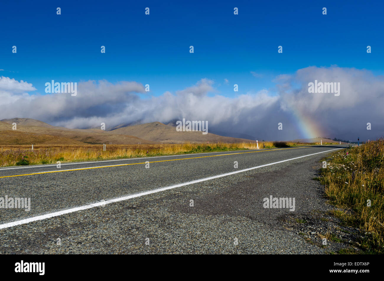Rainbow su strada, Nuova Zelanda Foto Stock