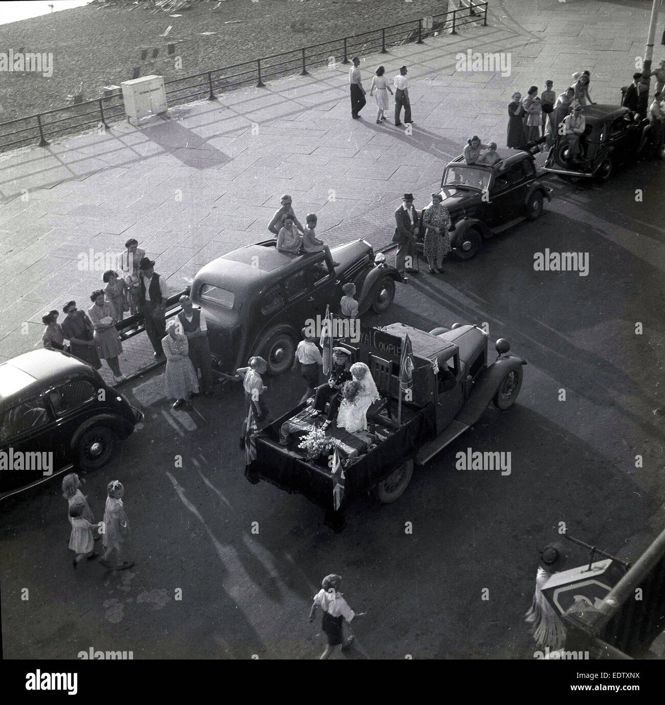 1950s, foto storica, due bambini seduti sul retro di un camion (galleggiante) dal titolo 'La Coppia reale' nel carnevale di strada o 'Kiddies Karnival', lungo il lungomare di Aberystwyth, Galles, Regno Unito. Foto Stock