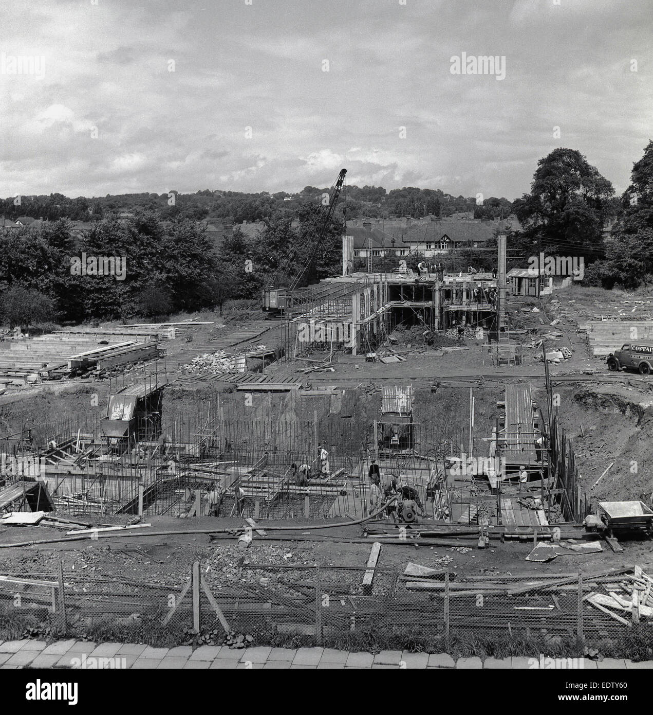 1930s, foto storiche che mostra la preparazione di un sito il lavoro a casa i costruttori e gli sviluppatori Richard Costain limitato nel sud di Londra. Foto Stock