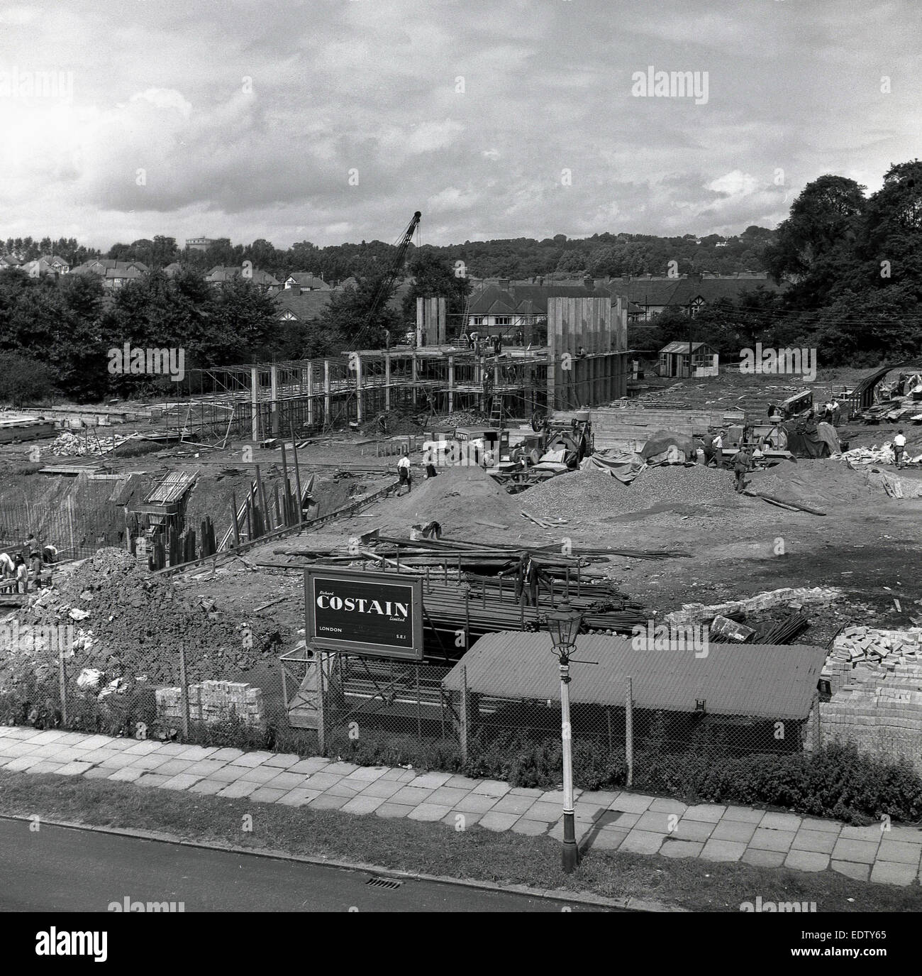 Anni '1940, immagine storica che mostra i lavori di preparazione in un edificio della società di costruzione e sviluppo "Richard Costain Limited" nel sud di Londra. Foto Stock