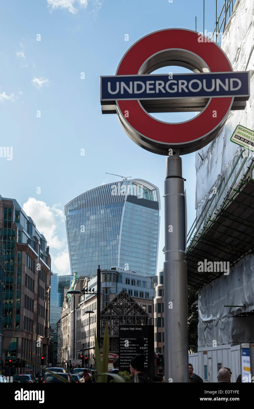 Aldgate London Underground sign in primo piano con il cosiddetto "walkie-talkie" ufficio a 20 Fenchurch Street in background. Foto Stock