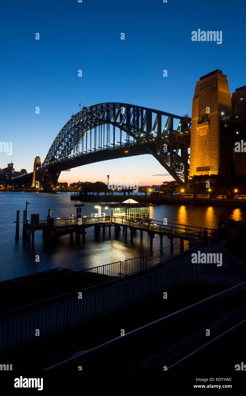 Il Sydney Harbour Bridge di notte il crepuscolo crepuscolo tramonto da Kirribilli con traghetto Molo Jetty in primo piano Sydney, Nuovo Galles del Sud Foto Stock