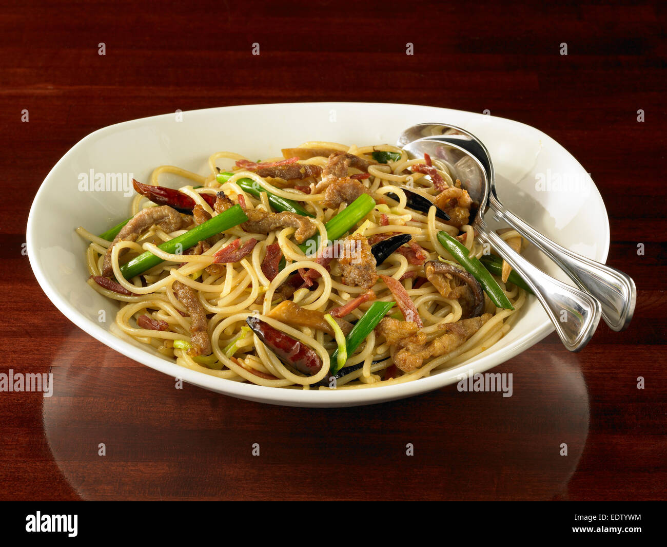 Carne di maiale piccante e noodles fritti Foto Stock