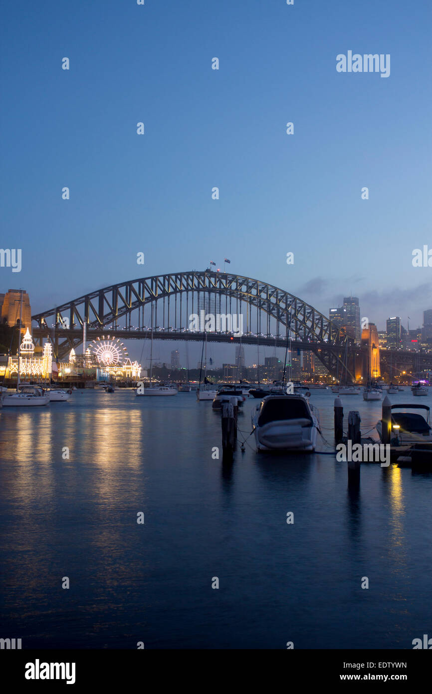 Lavender Bay barche in vista del porto per il Ponte del Porto di Sydney CBD skyline e il Luna Park di notte il crepuscolo crepuscolo Nord S Foto Stock