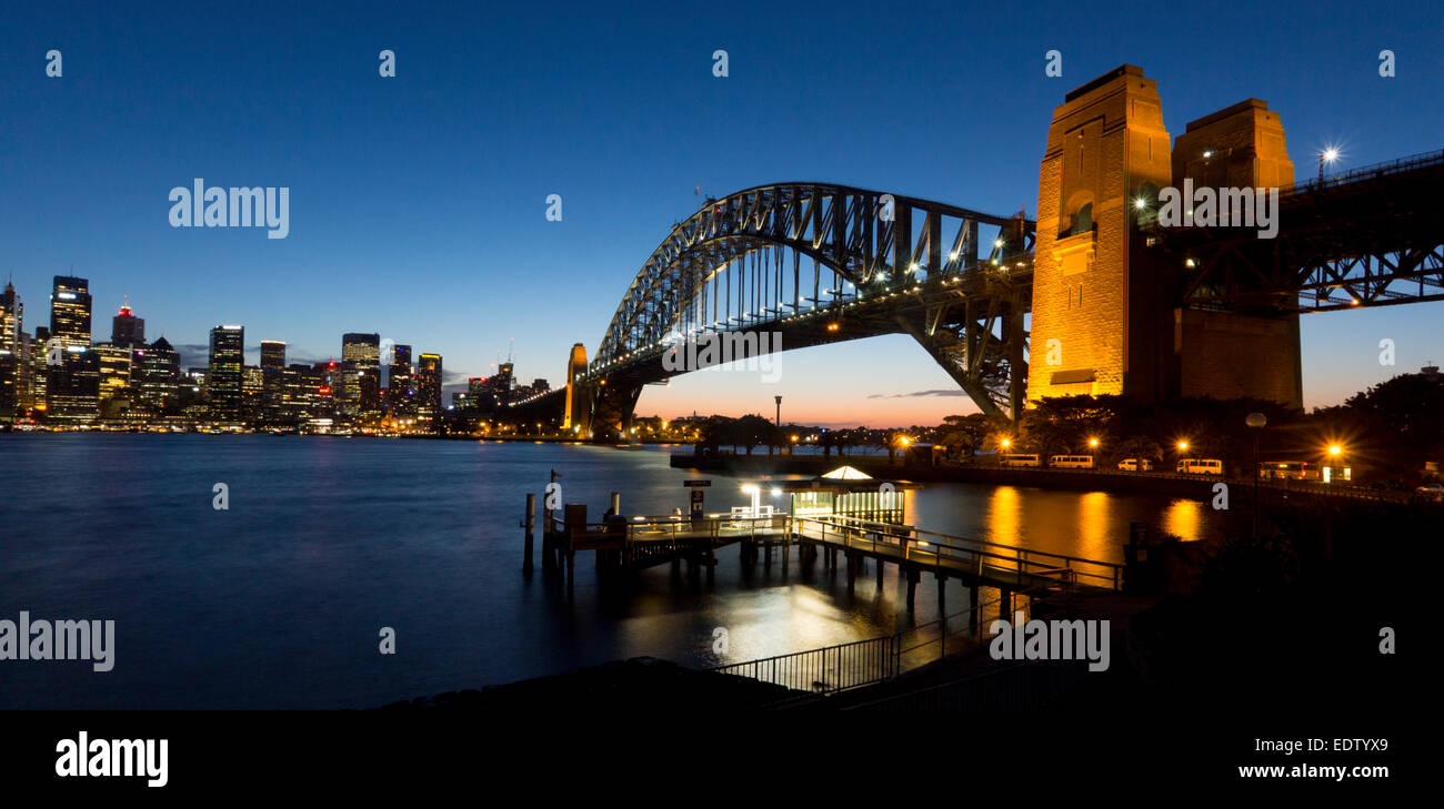 Il Sydney Harbour Bridge di notte crepuscolo da Kirribilli con traghetto Molo Jetty in primo piano Sydney New South Wales NSW Australia Foto Stock