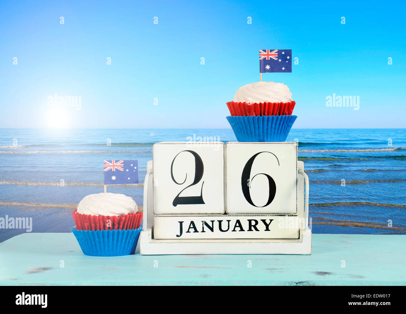 Felice giorno Australia, 26 gennaio, tema di legno bianco calendario vintage rosso e bianco e tortini di blu Foto Stock