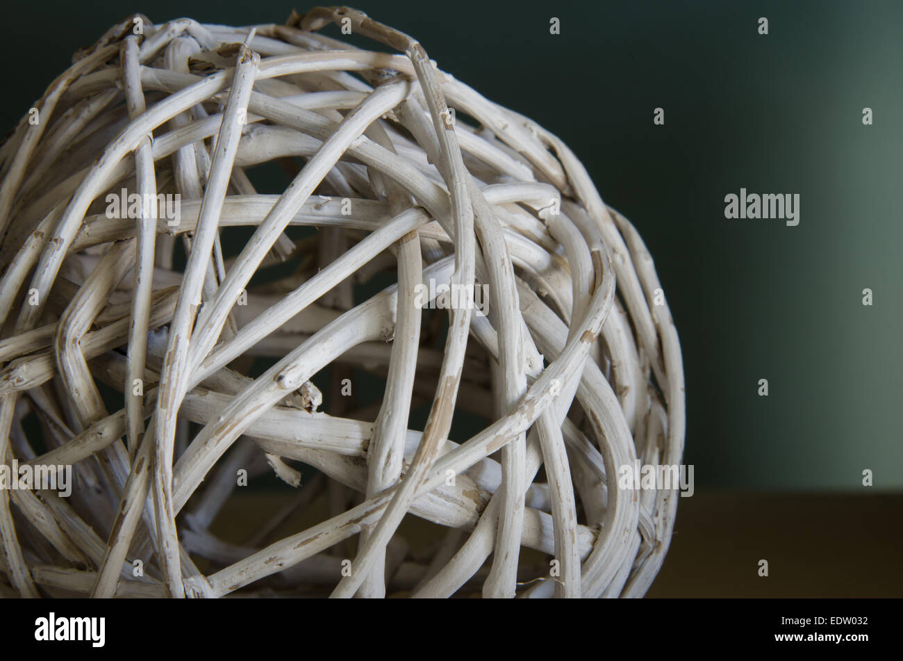Dettagli di una sfera realizzata in bianco vimini Foto Stock