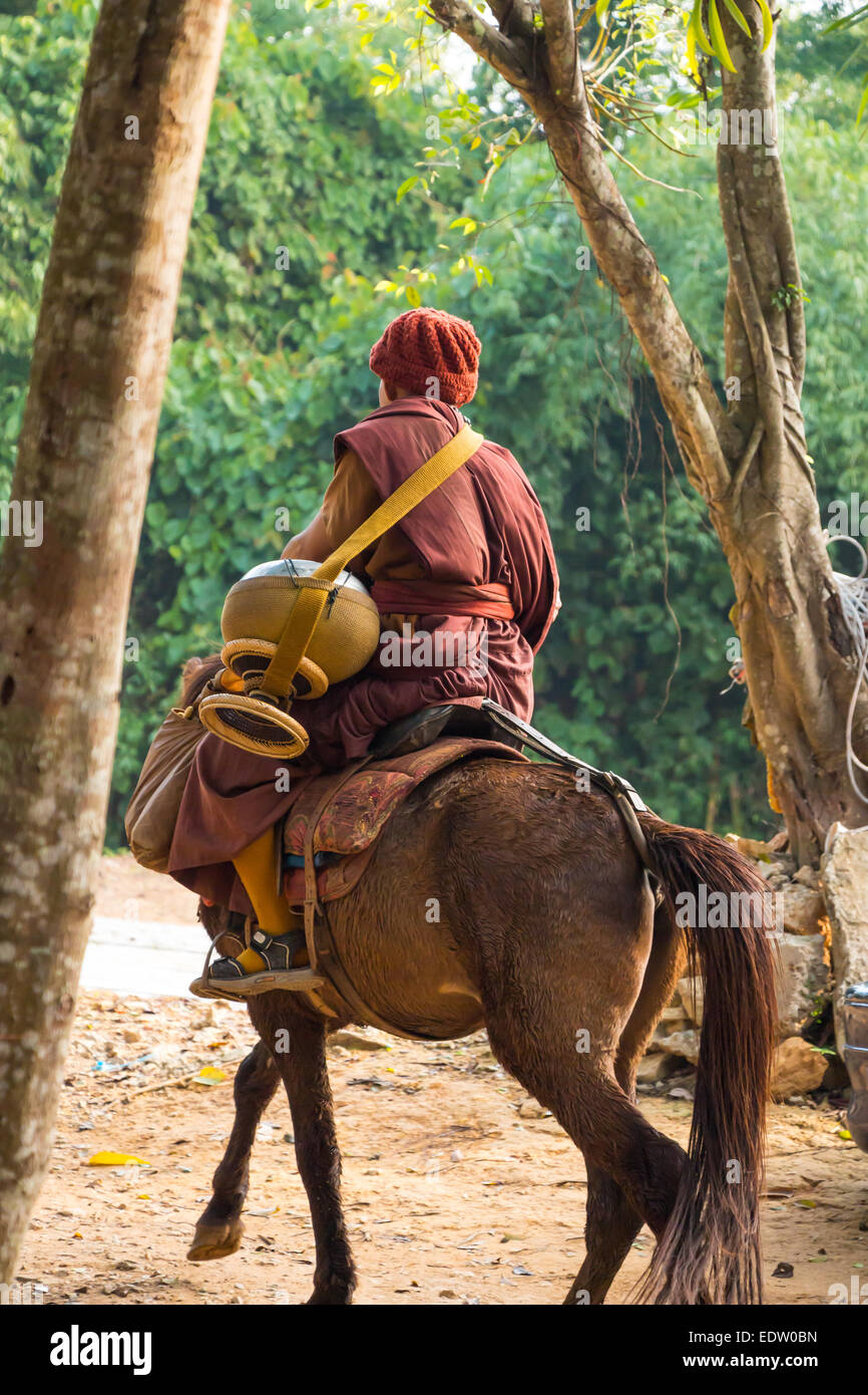 Monaco buddista con tunica marrone giri a cavallo e per chiedere elemosina (invisibile in Tailandia) a Chiangrai ,Thailandia Foto Stock