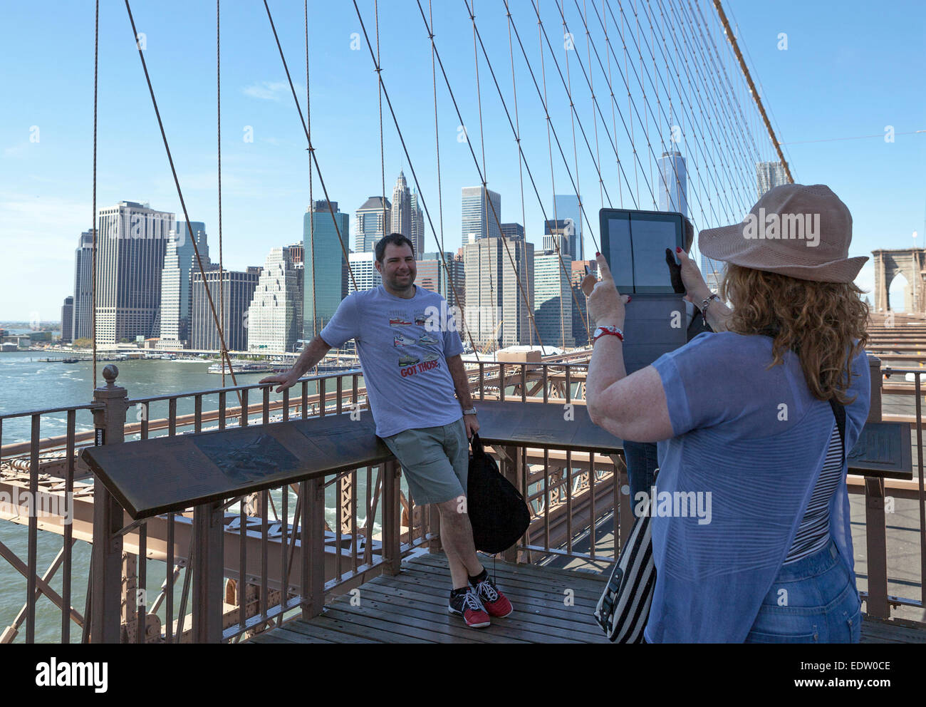 Le persone camminare, correre o andare in bicicletta separatamente dalle automobili sul ponte di Brooklyn a New York City. Foto Stock