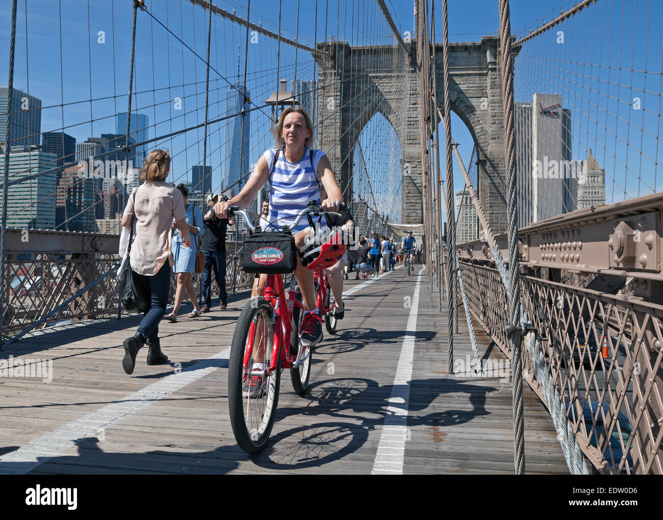Le persone camminare, correre o andare in bicicletta separatamente dalle  automobili sul ponte di Brooklyn a New York City Foto stock - Alamy
