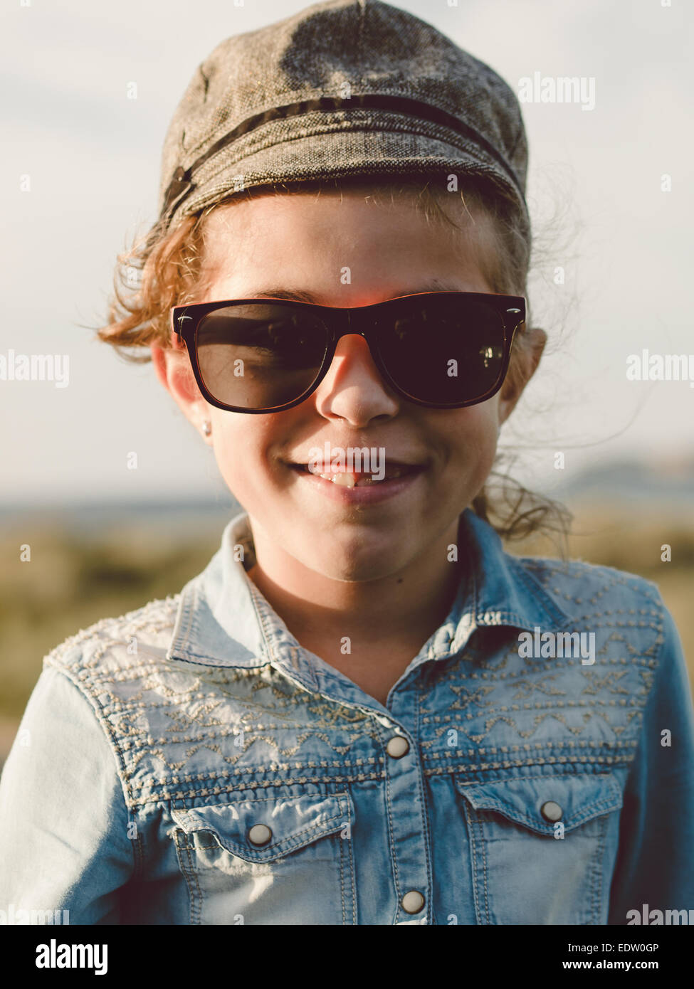 Hipster bambina sulla spiaggia in una giornata di sole Foto Stock