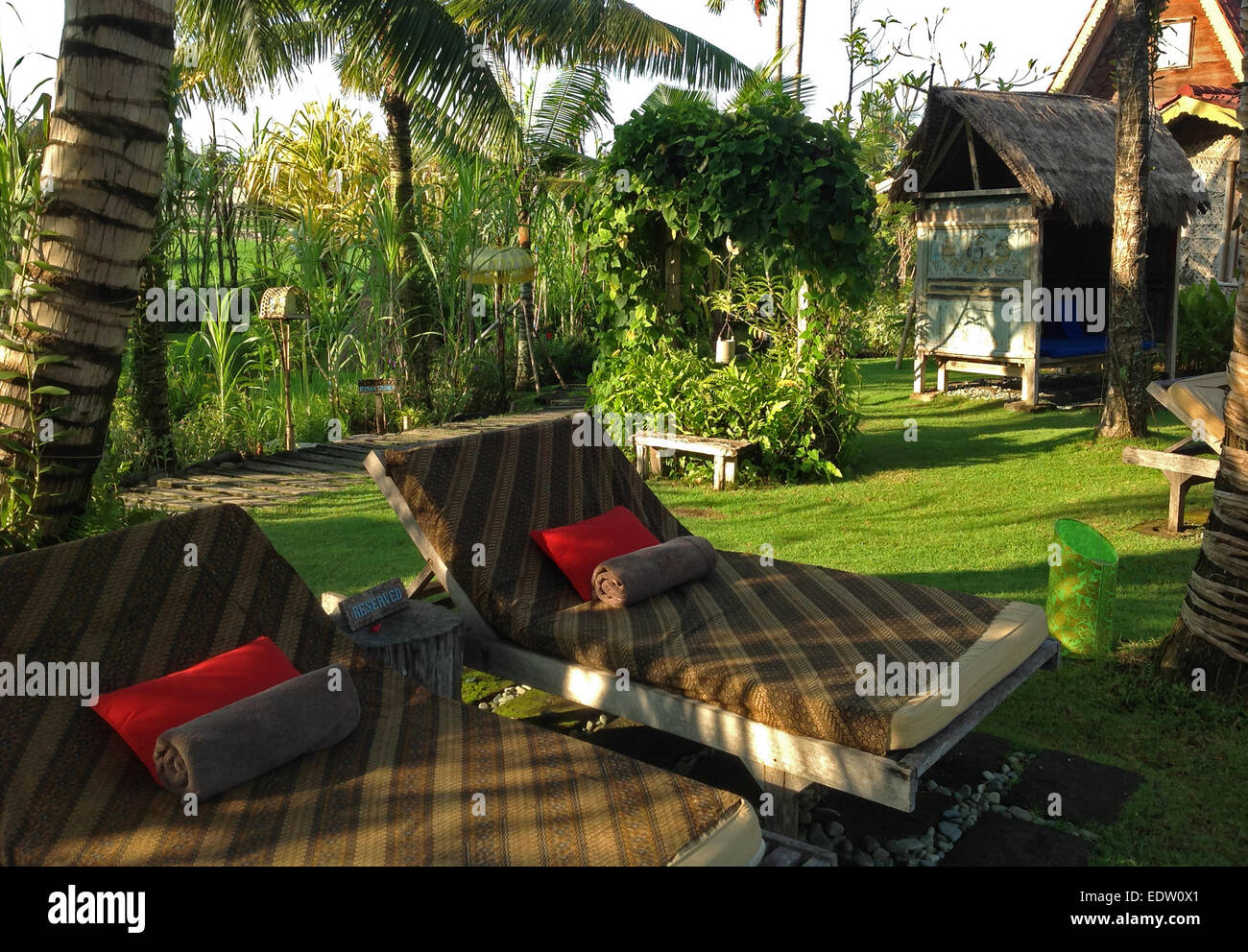 Sdraio nel giardino di DESA SENI un villaggio hotel - Bali, Indonesia Foto Stock