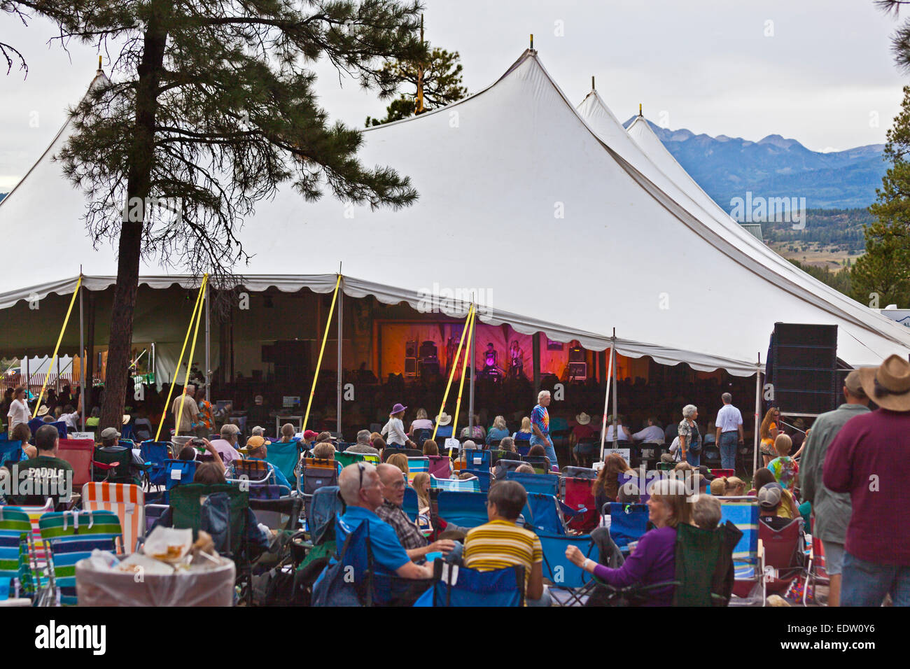 Il pubblico porta le loro proprie sedie per il 2014 Quattro Angoli Folk Festival - Colorado Foto Stock