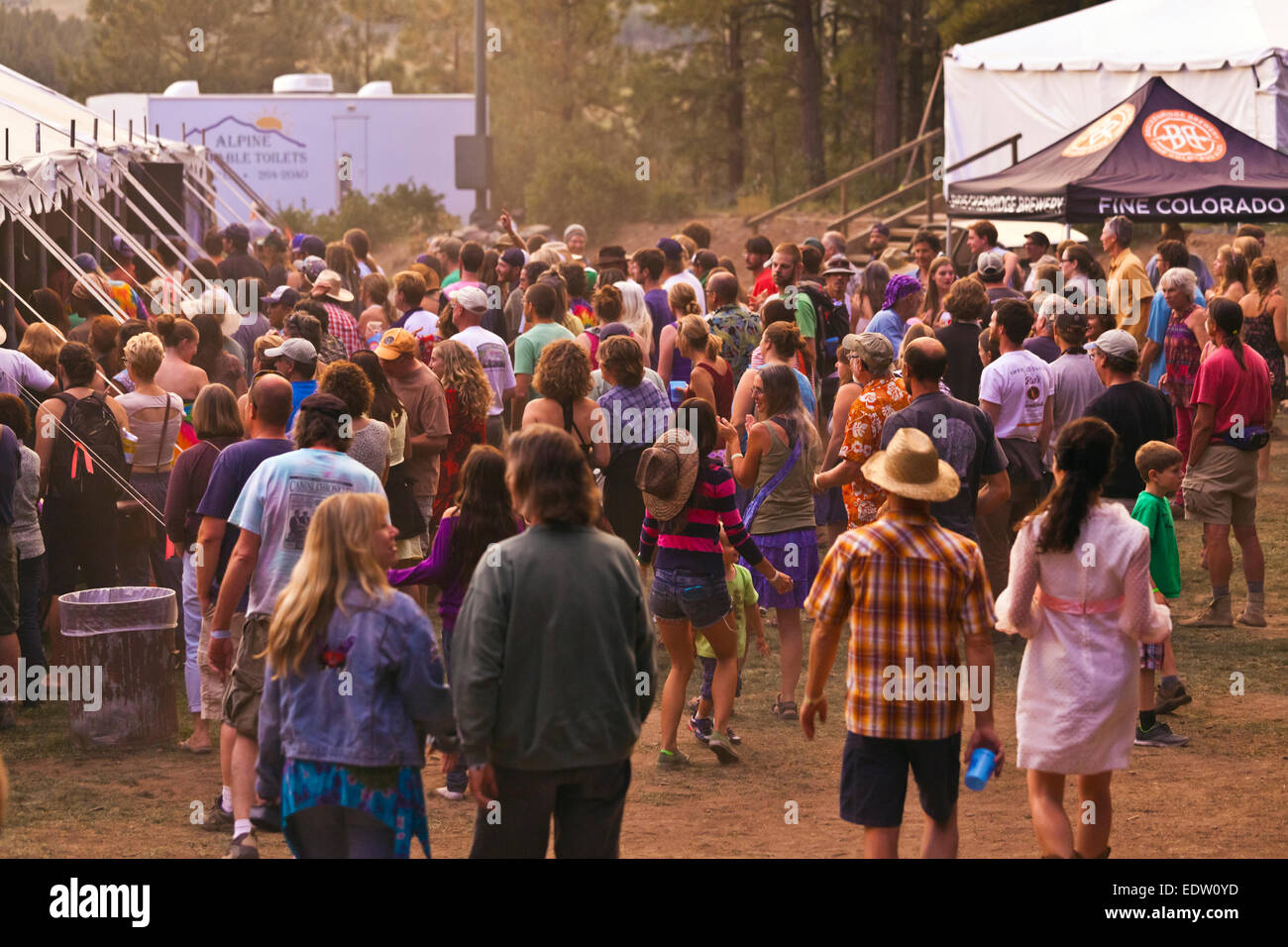 Il pubblico che balla al 2014 Quattro Angoli Folk Festival - Colorado Foto Stock