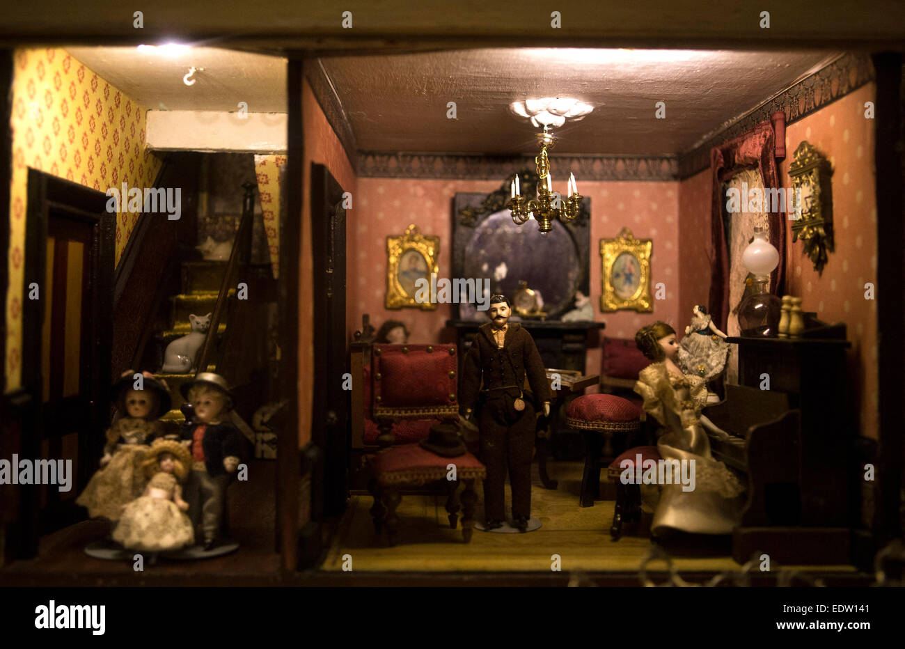 Buenos Aires, Argentina. Il 9 gennaio, 2015. Una casa di bambola è mostrato durante la mostra "una volta. Bambole e giocattoli (1870-1940)", in quella ispanica American Art Museum 'Isaac Fernandez Blanco', a Buenos Aires, Argentina, il 9 gennaio, 2015. La collezione di oltre 300 pezzi donati dalle Suore Mabel e Maria Castellano Fotheringham, include Gaultier mennequin bambole, automi, tre modelli di fronte, Steiner bambole meccaniche, Jumeau neonati, set di letti, tè, piccola cucina e guardaroba, secondo la stampa locale. © Martin Zabala/Xinhua/Alamy Live News Foto Stock