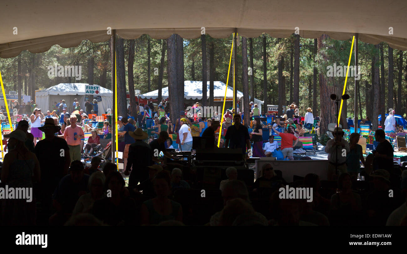 Il pubblico porta le loro proprie sedie per il 2014 Quattro Angoli Folk Festival - Colorado Foto Stock