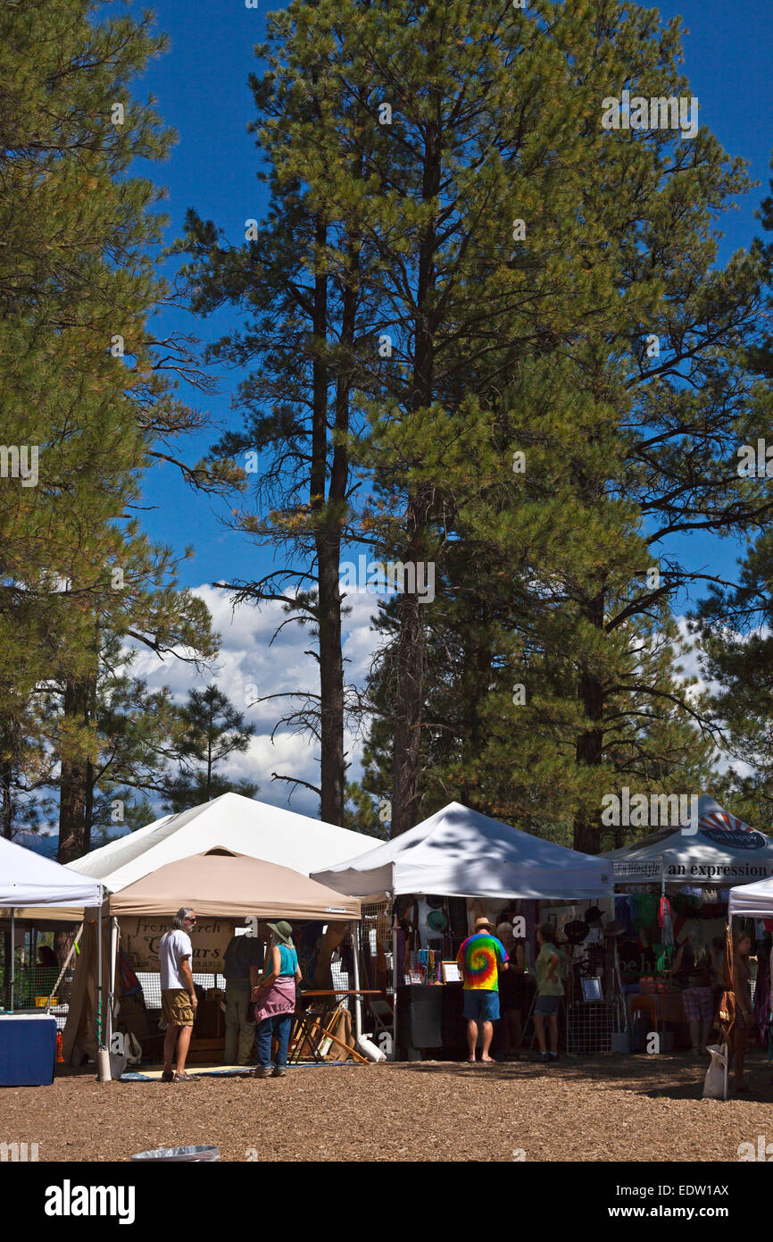 Bancarelle che vendono i loro articoli al 2014 Quattro Angoli Folk Festival - Colorado Foto Stock