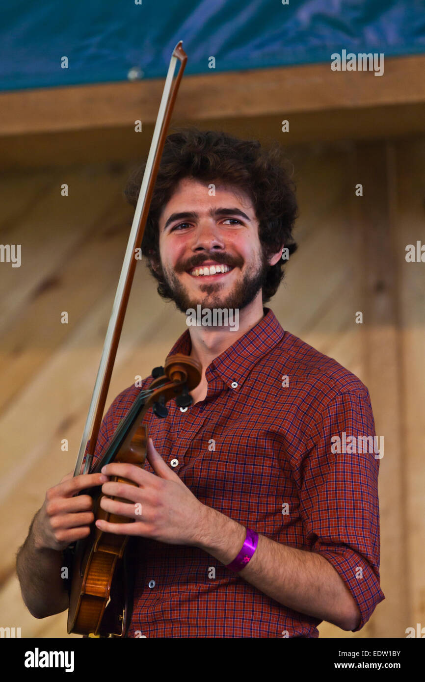 Il violinista per SARAH JAROSZ al 2014 Quattro Angoli Folk Festival - Colorado Foto Stock