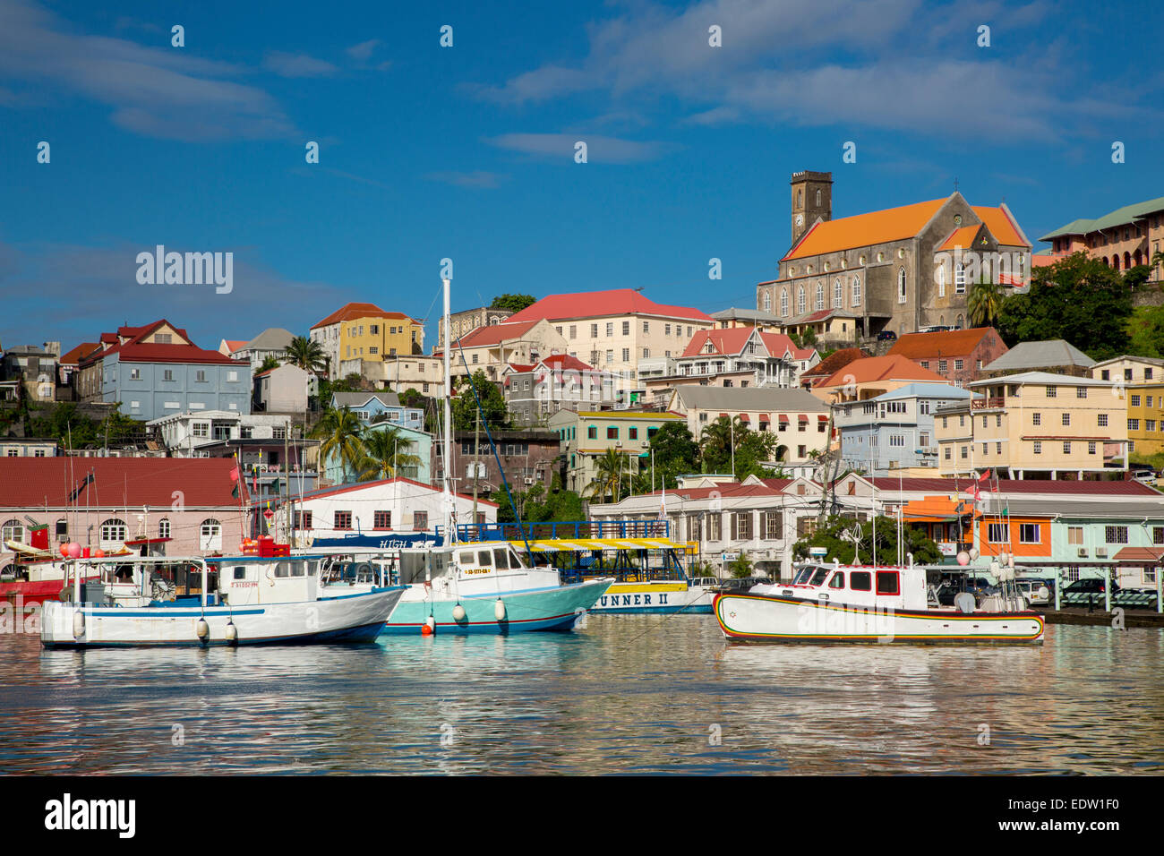 Il Carenage - porto interno in St Georges con Cattedrale dell Immacolata Concezione al di là, Grenada, West Indies Foto Stock
