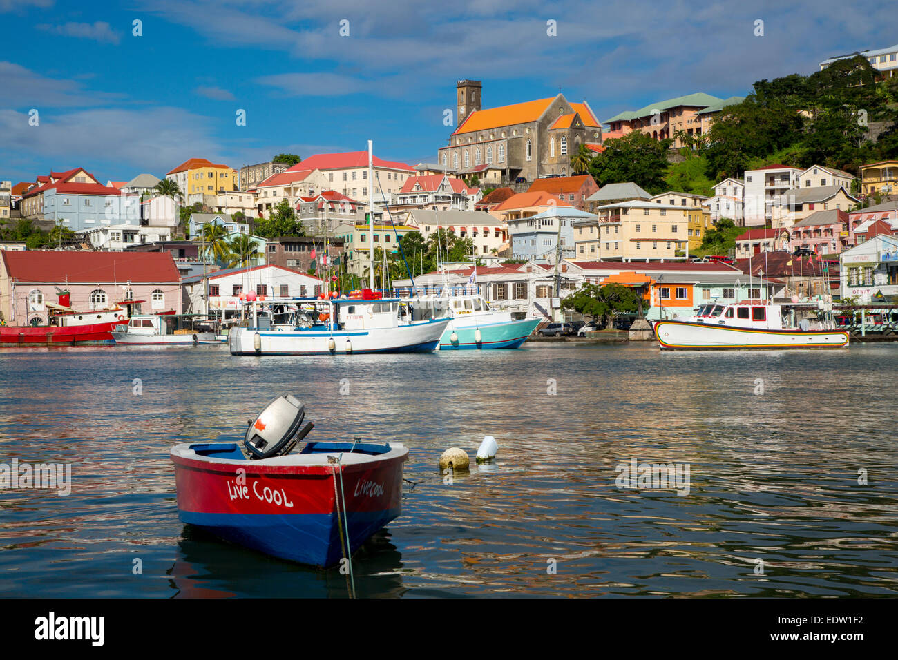 Il Carenage - porto interno in St Georges con Cattedrale dell Immacolata Concezione al di là, Grenada, West Indies Foto Stock