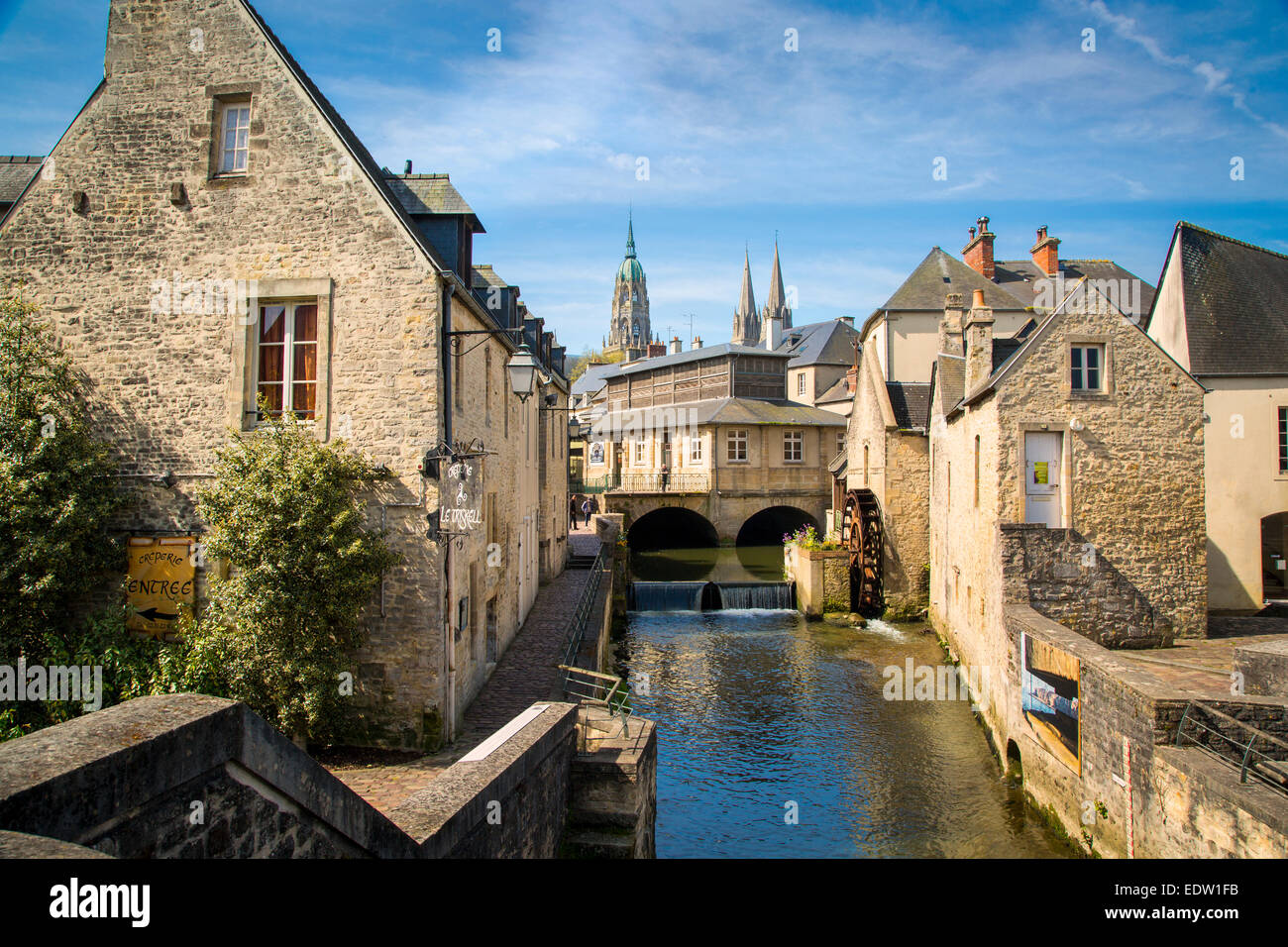 Mulino sul fiume weir e la città medievale di Bayeux, Normandia francia Foto Stock
