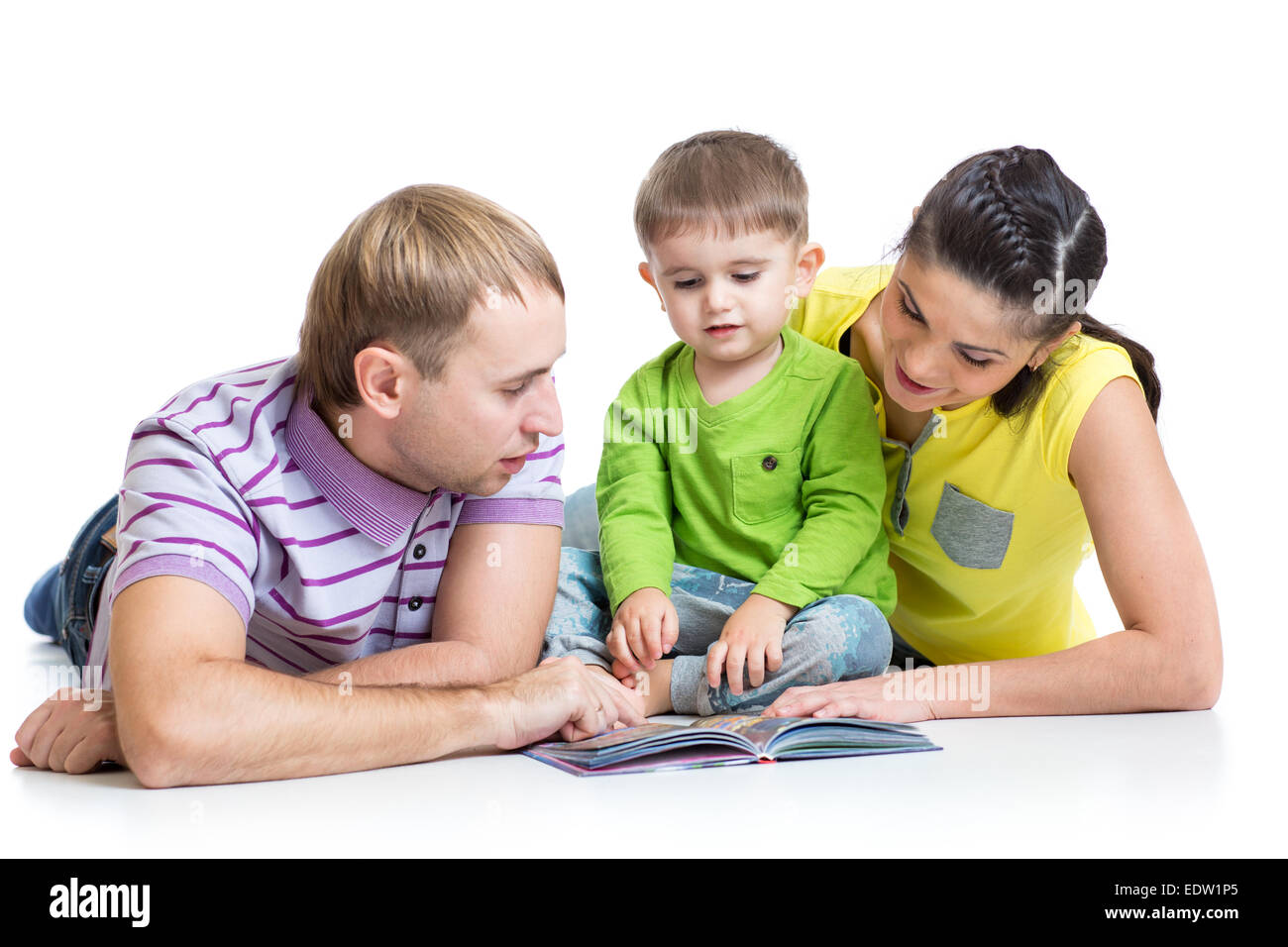 La famiglia felice con il figlio la lettura di libri per bambini Foto Stock