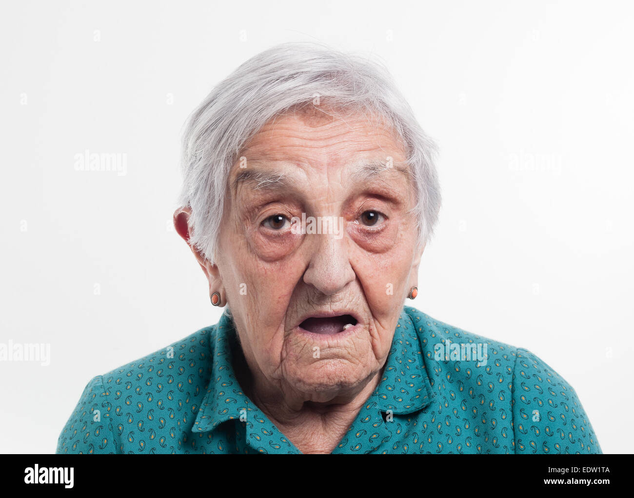 Donna anziana con espressioni di sorpresa e isolato su sfondo bianco Foto Stock