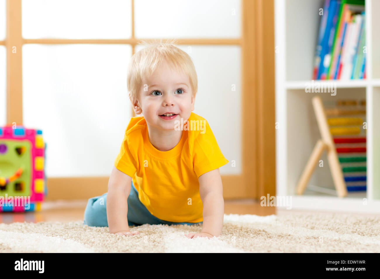Gattona baby boy in ambienti interni Foto Stock