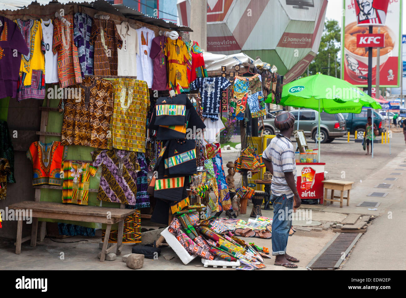 Pressione di stallo di souvenir, Oxford Street, Osu, Accra, Ghana, Africa Foto Stock