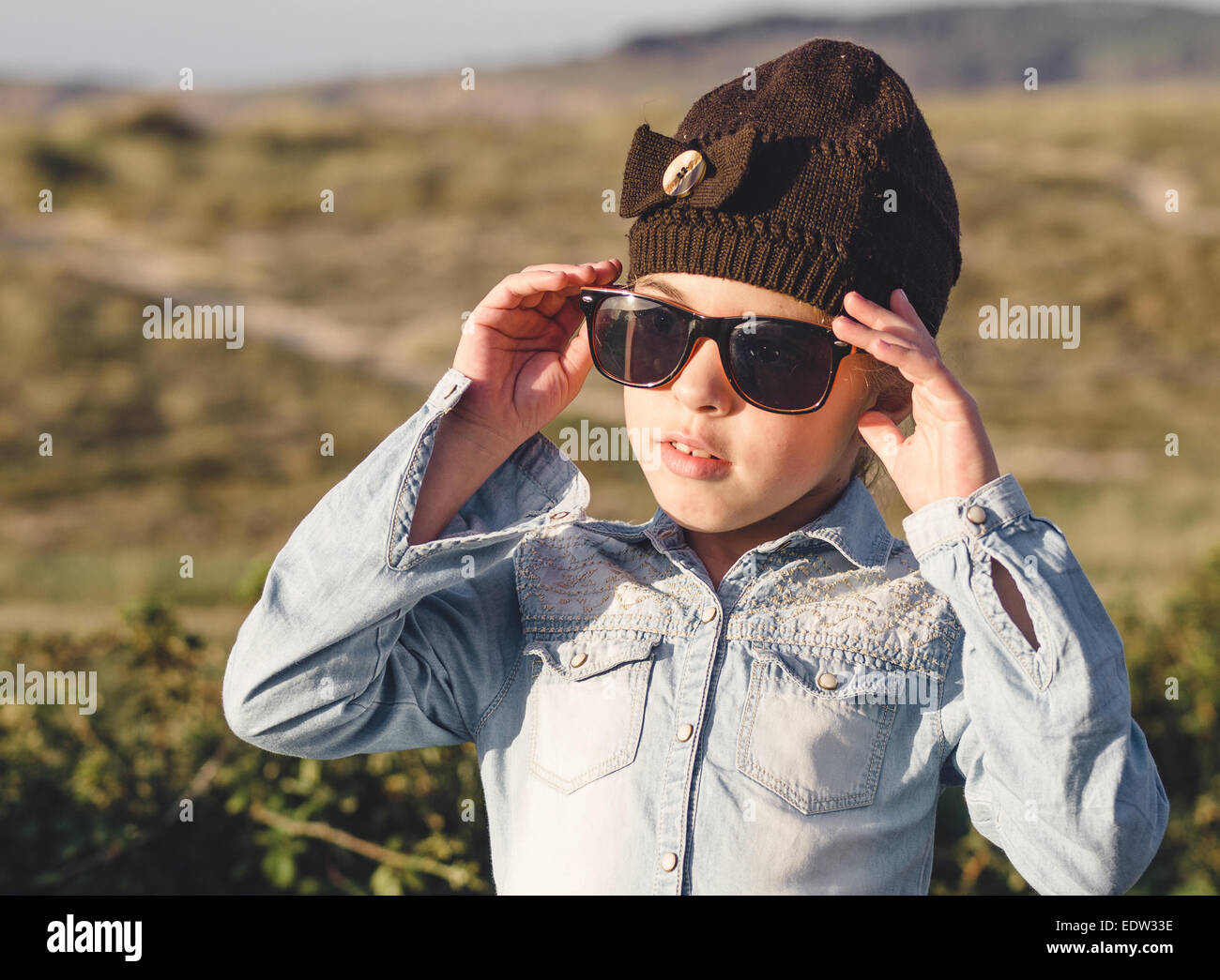 Bambina con occhiali da sole all'aperto Foto Stock