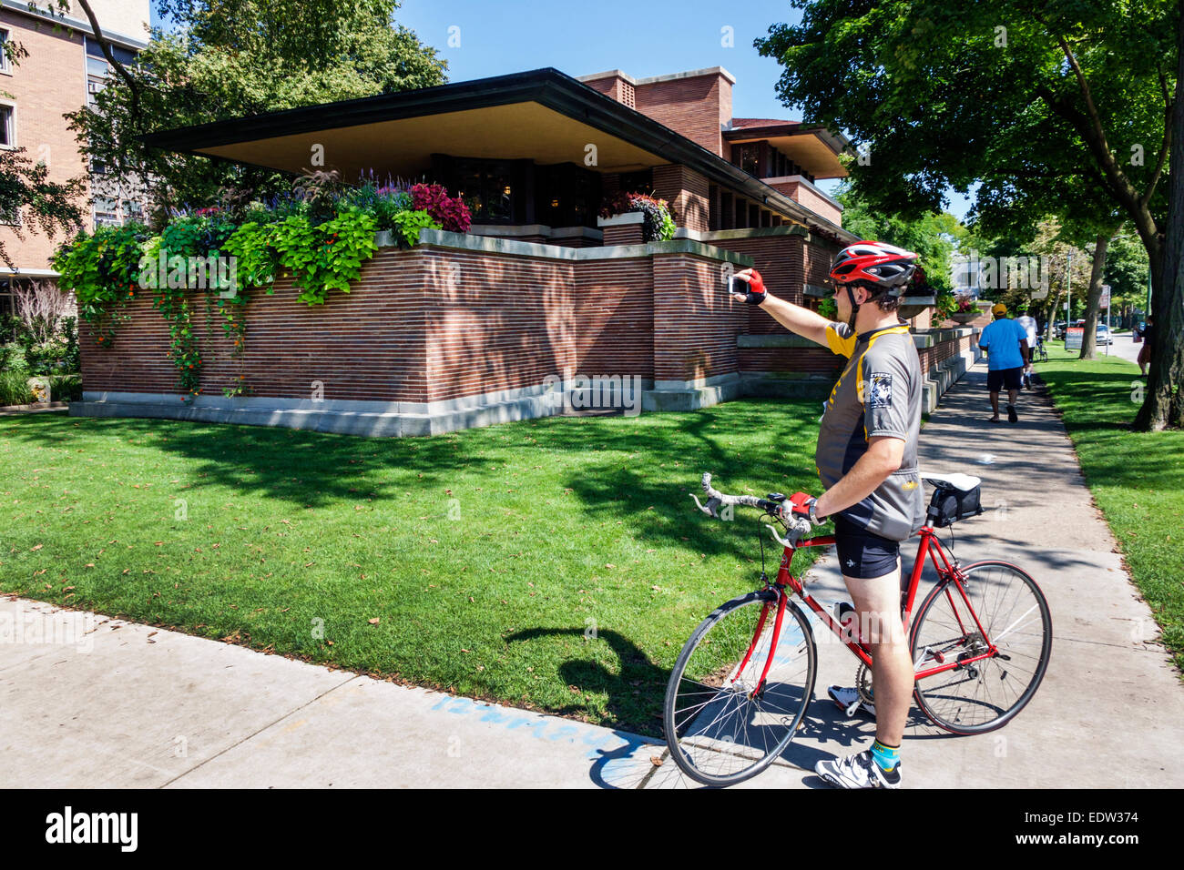 Chicago, Illinois, Hyde Park, Frederick C. Robie House, campus, Università di Chicago, architetto Frank Lloyd Wright progettato, uomo maschile, biker bikers bicyc Foto Stock