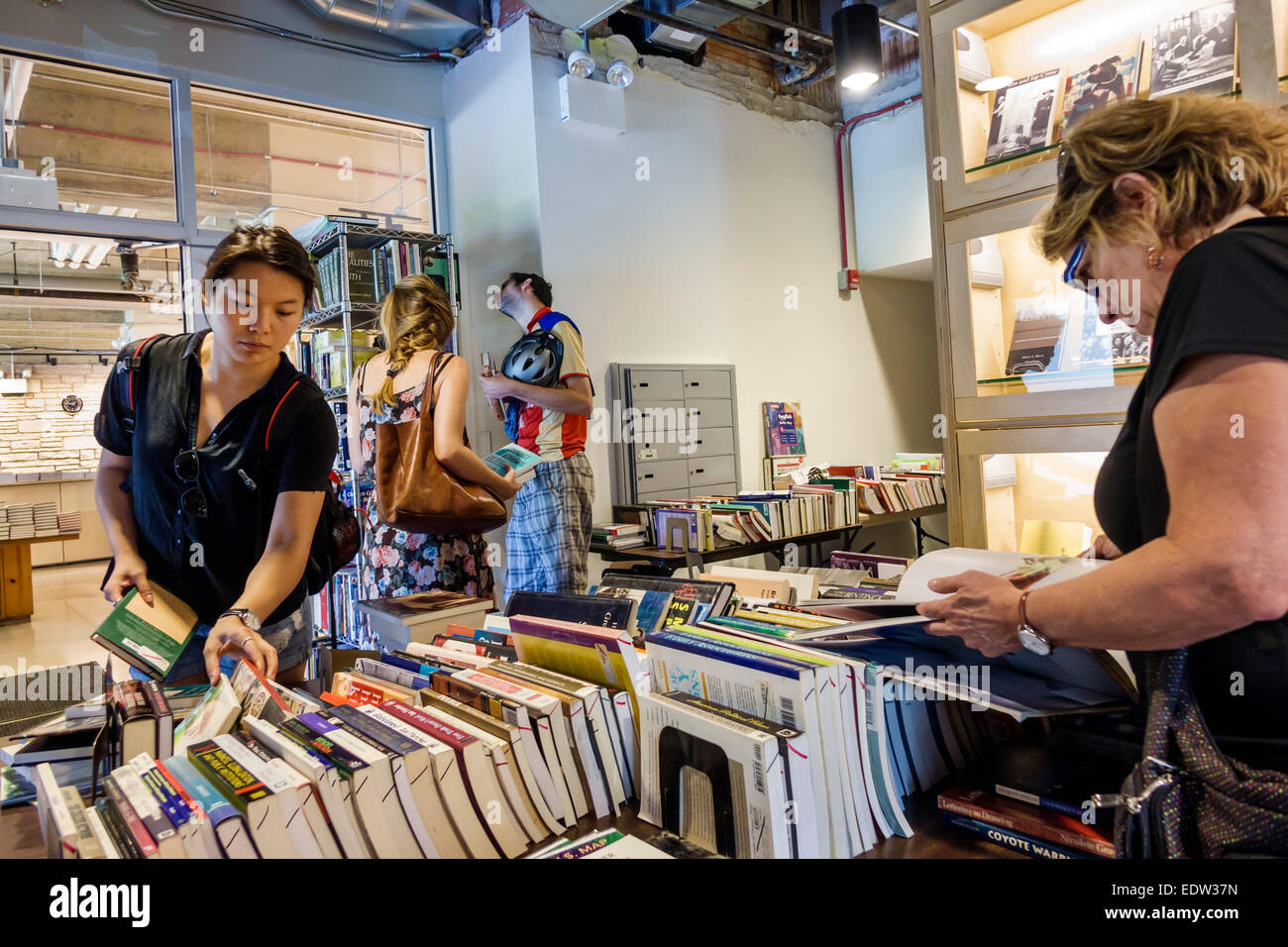 Chicago Illinois,Hyde Park,campus,University of Chicago,The Seminary Co-op bookstores,college bookstore,interior,libri,vendita,libri di testo,tee asiatiche Foto Stock