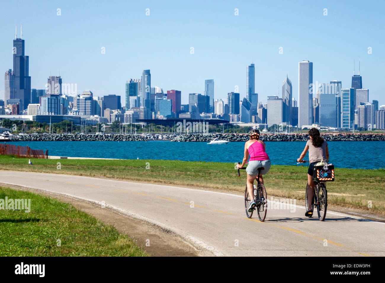 Chicago Illinois,South Side,Lake Michigan,39th Street Beach,Lakefront Trail,donna donna donna donna donna donne,amici,ciclisti ciclisti bicicletta, ciclismo Foto Stock