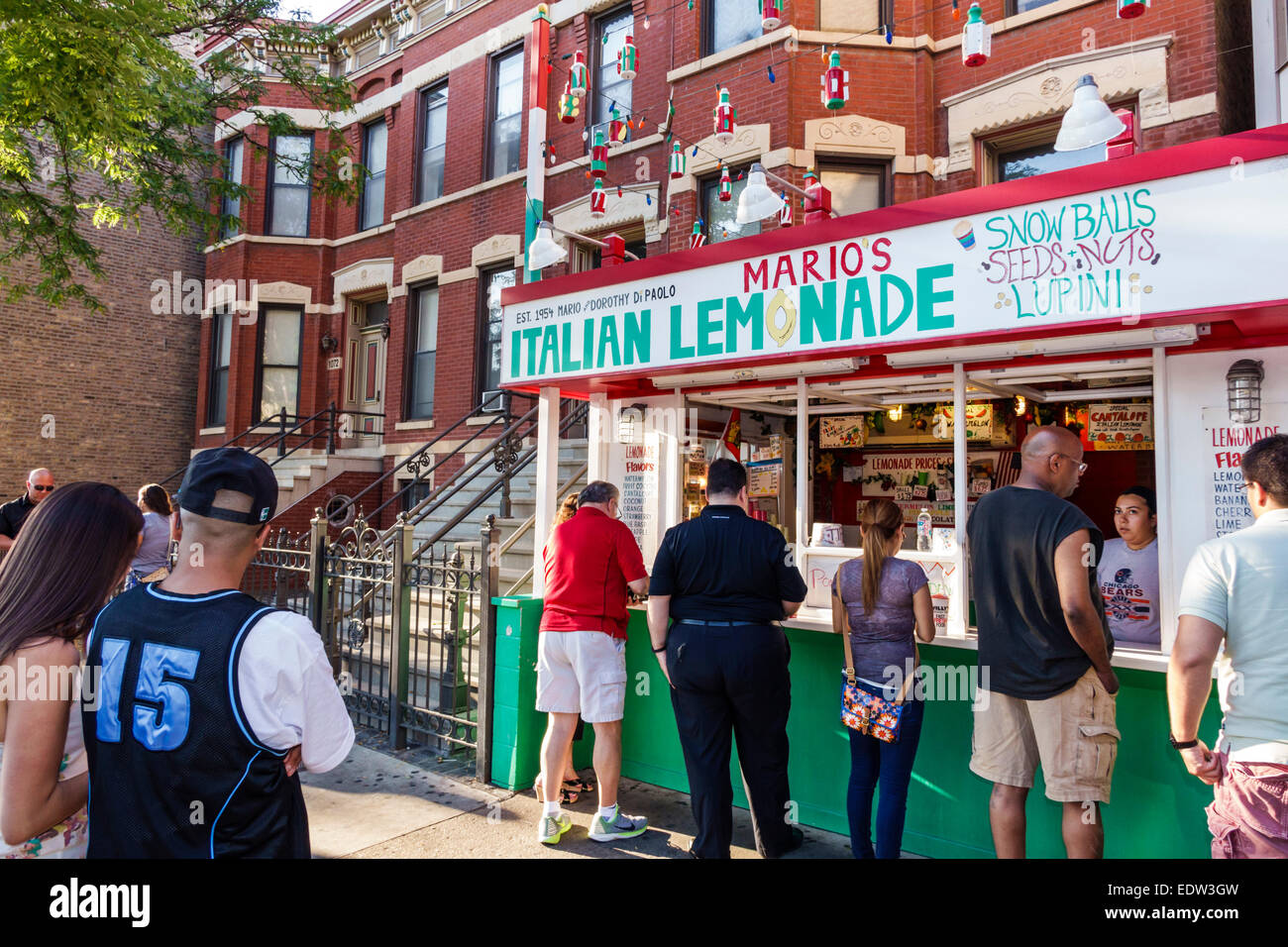 Chicago Illinois, Little Italy, West Taylor Street, Mario's Italian Lemonade, stand, clienti, fila, fila, coppia uomini e donne, Black African, visitatori in visita Foto Stock