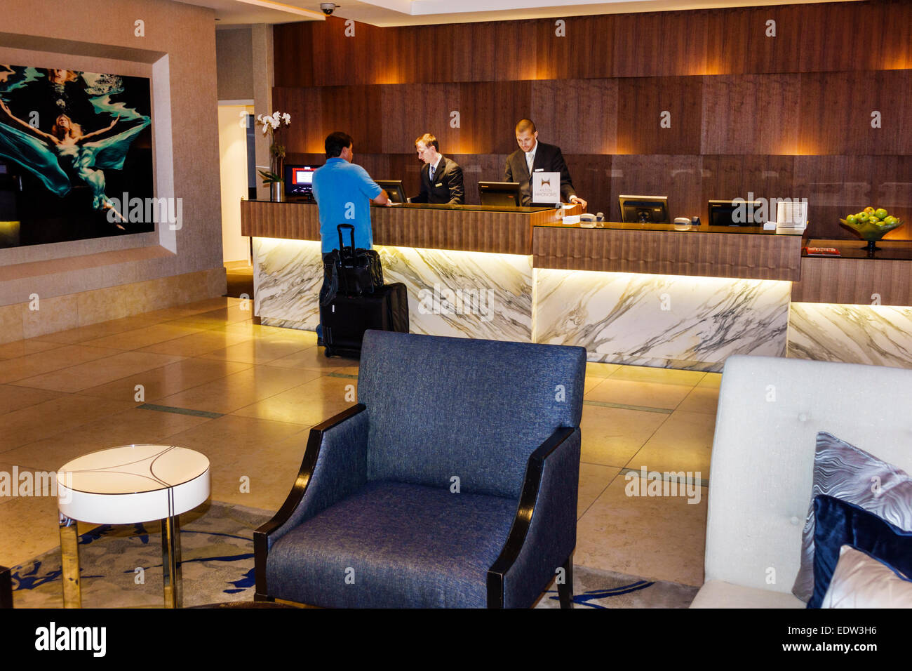 Chicago Illinois,North River,North Rush Street,Conrad Hilton,hotel,hall,reception check in reception prenotazioni registro,prenotazioni, Foto Stock
