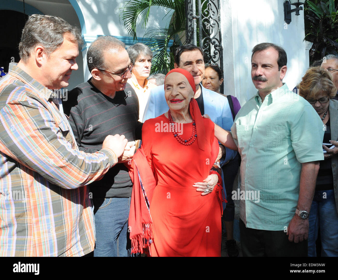 L'Avana, Cuba. Il 9 gennaio, 2015. Alicia Alonso (2a R, anteriore), prima ballerina assoluta del Balletto Nazionale di Cuba, pone con Antonio Guerrero (2a L, anteriore), Fernando Gonzalez (1R, anteriore) e Ramon Labanino (1L, anteriore), tre membri dei cinque cubani rilasciato dal governo degli Stati Uniti, a l'Avana, Cuba, il 9 gennaio, 2015. © Miguel Guzman Ruiz/Prensa Latina/Xinhua/Alamy Live News Foto Stock
